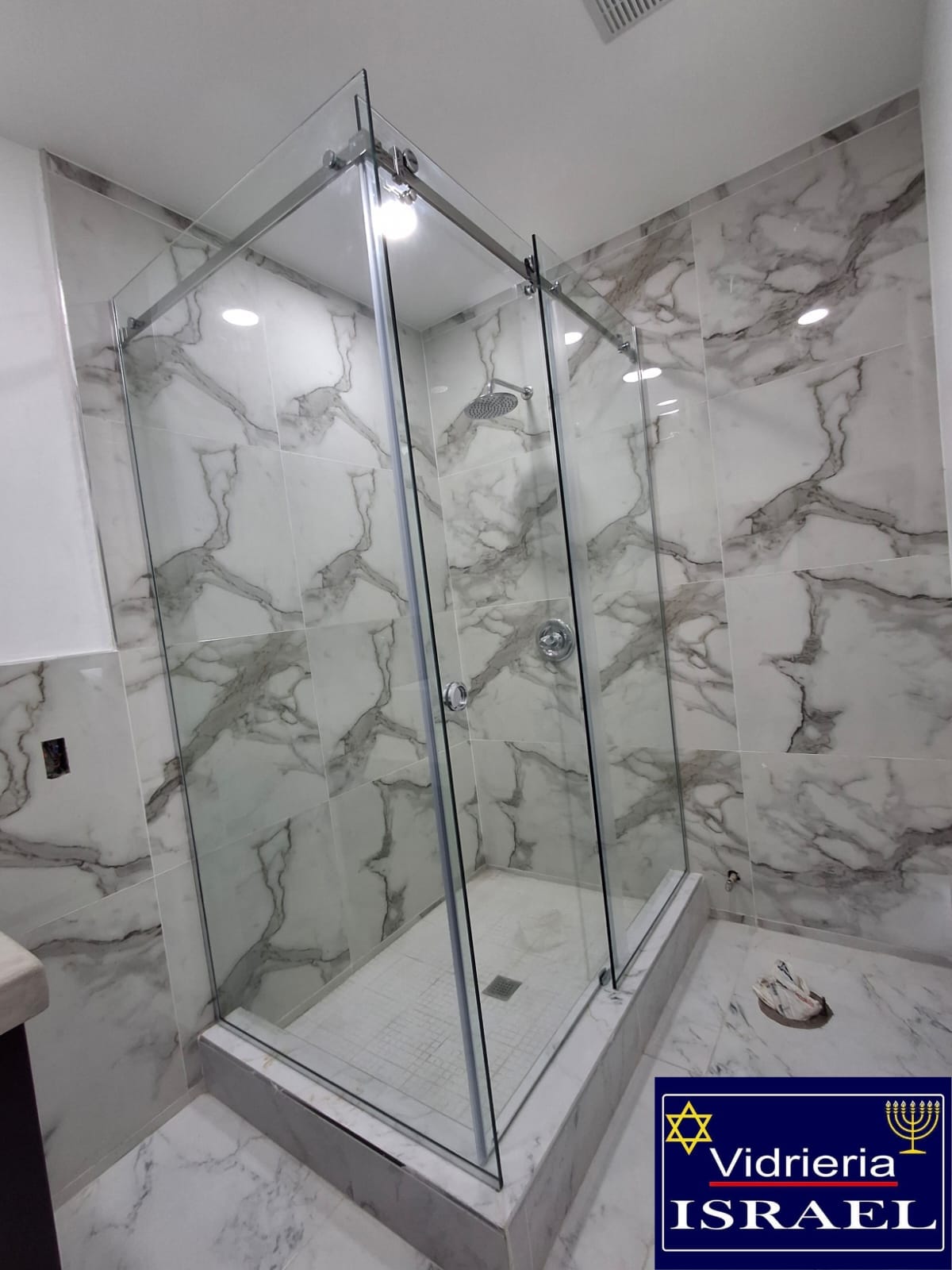 PUERTA CORREDISA CON PANEL FIJO LATERAL