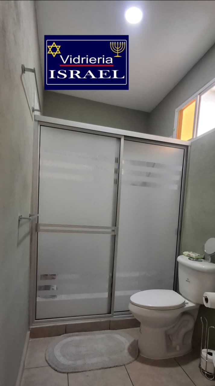 PUERTA CORREDIZA DE VIDRIO ESMERILADO CON FRANJAS HORIZONTALES TRANSPARENTES