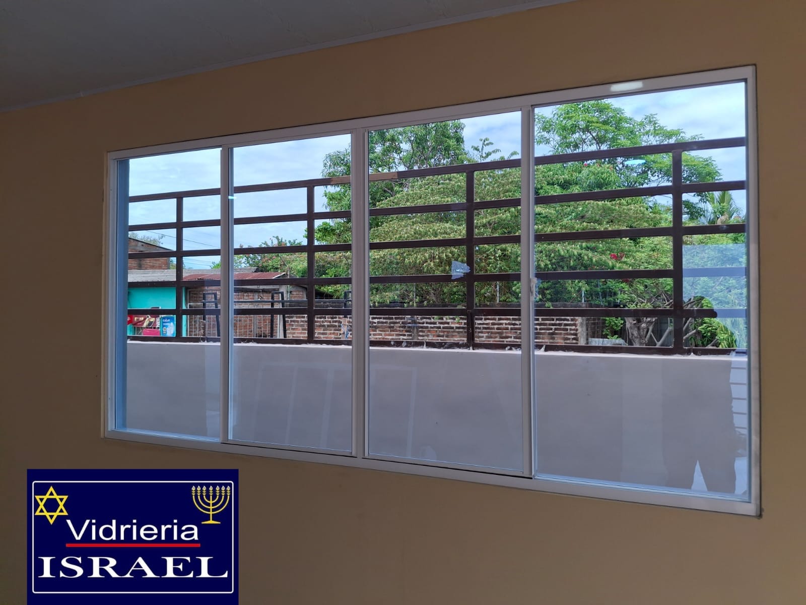 VENTANA DE ALUNINIO BLANCO Y VIDRIO AZUL REFLECTIVO