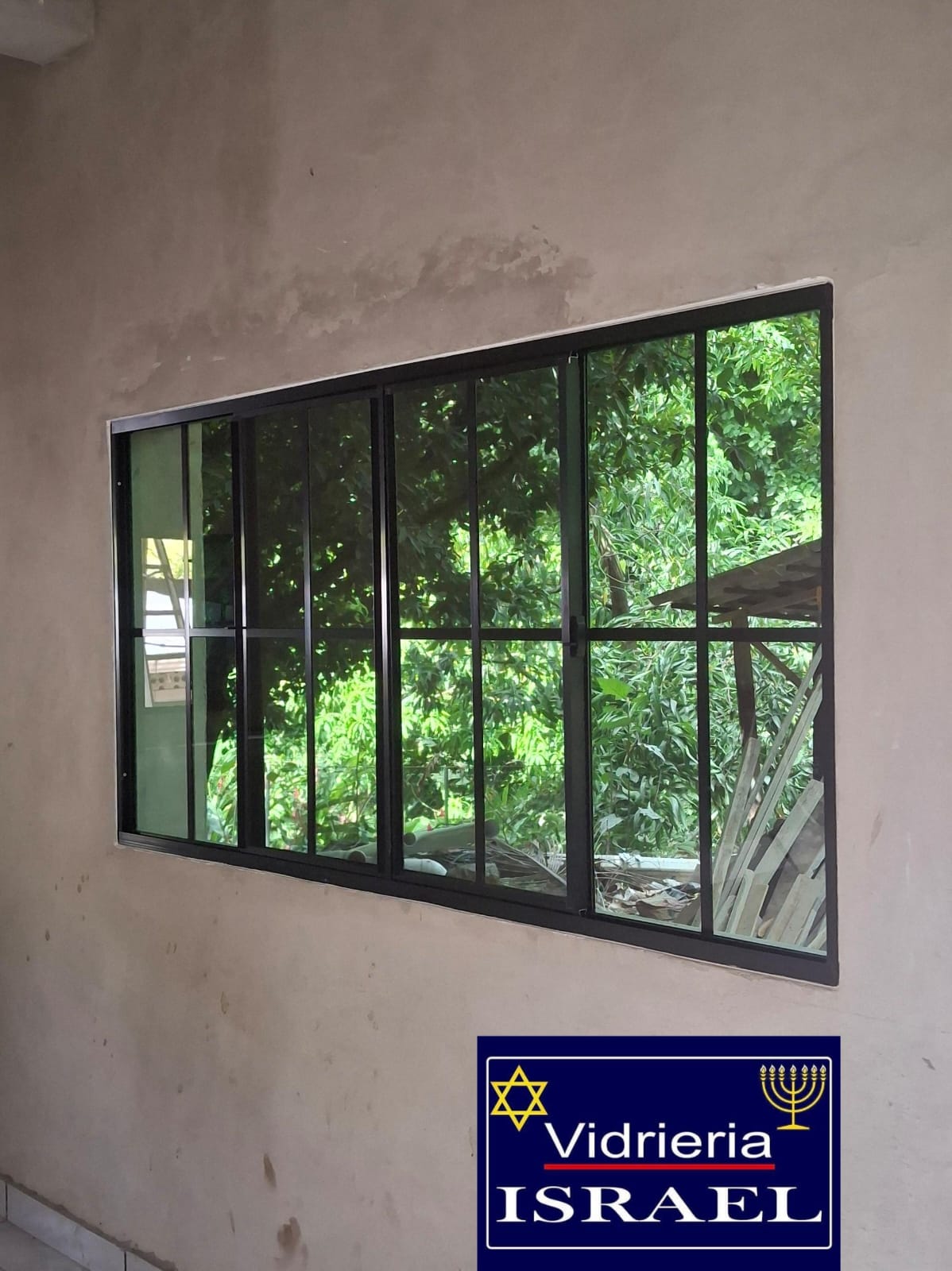 VENTANA FRANCESA ALUMINIO NEGRO  VIDRIO SUPER GRIS CON BARRAS VERTICALES