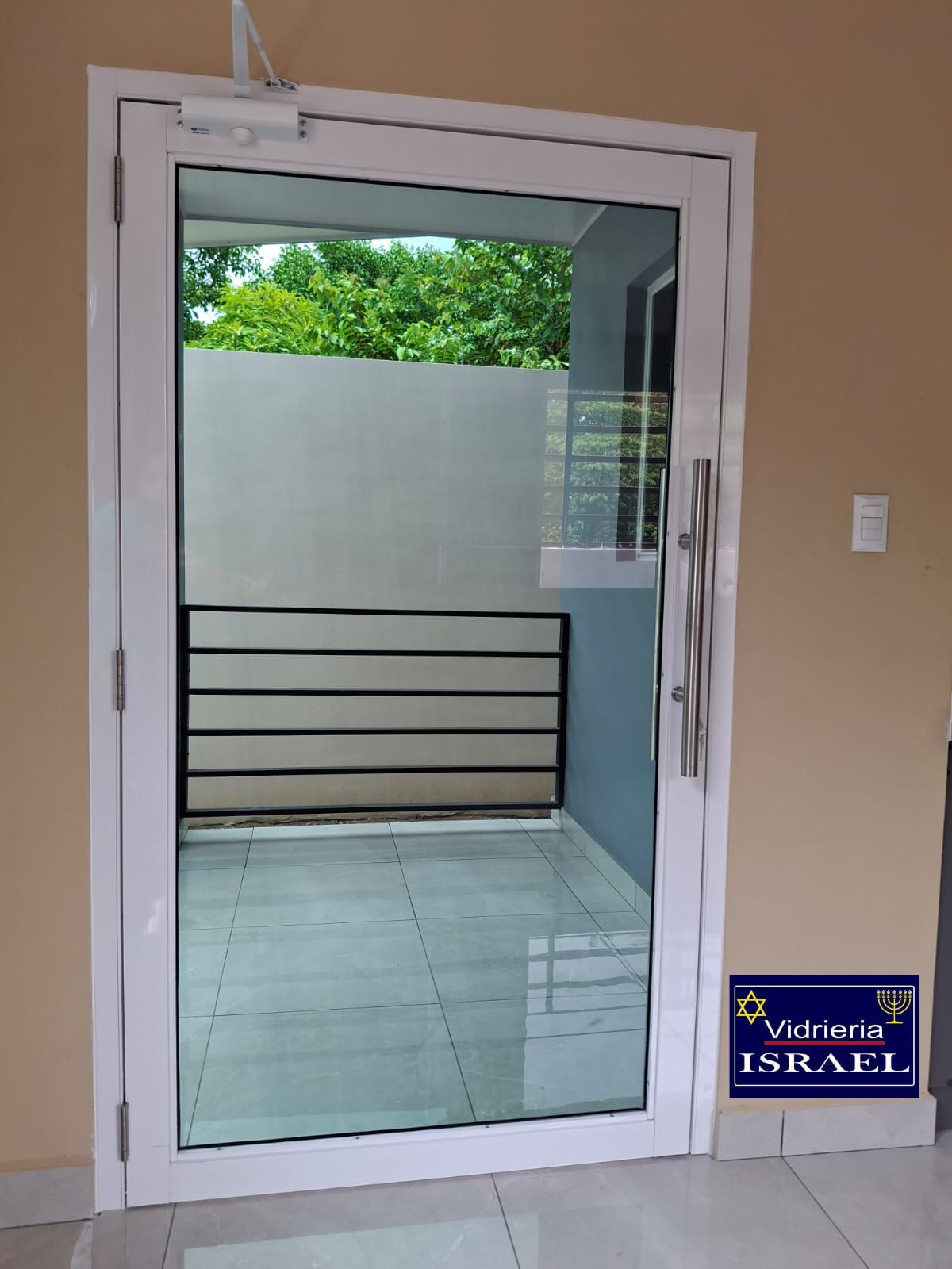 PUERTA DE ALUMINIO BLANCO VIDRIO TRANSPARENTE