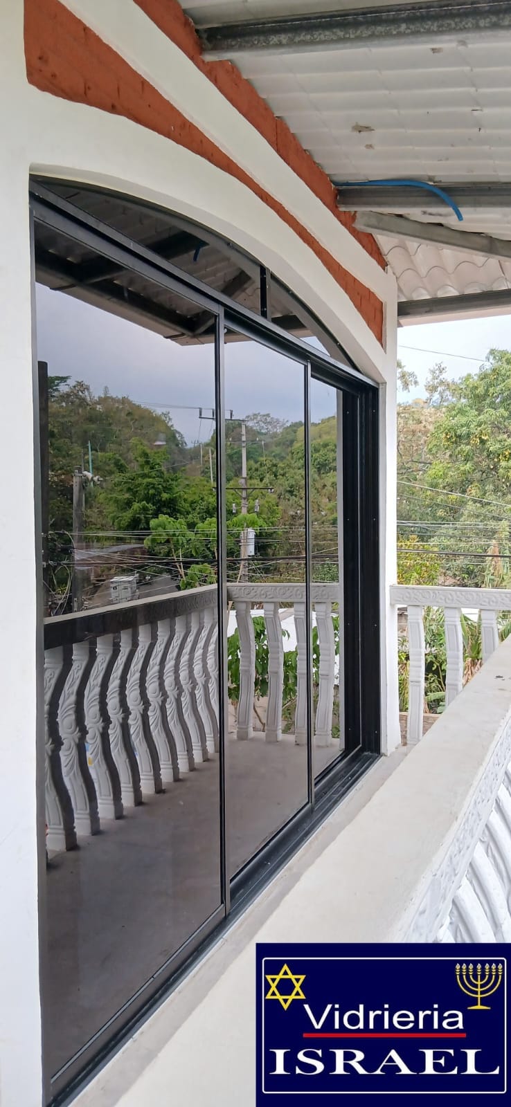 PUERTA CORREDIZA ALUMINIO NEGRO VIDRIO REFLECTIVO
