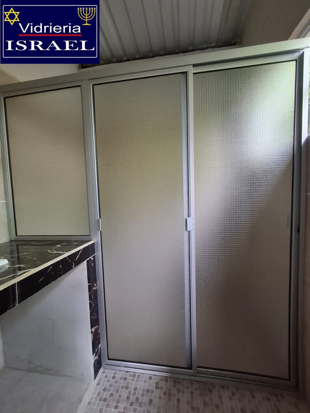 PUERTA CORREDIZA ALUMINIO NATURAL VIDRIO MAYADO CLARO CON PANEL FIJO NATURAL