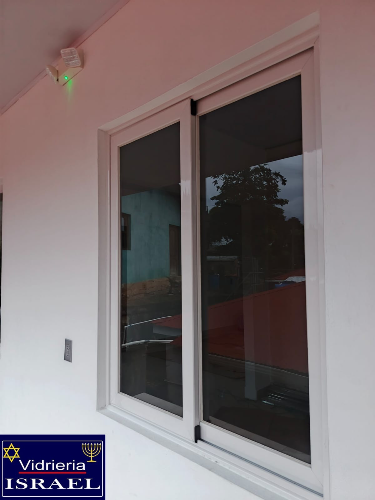 VENTANA FRANCESA ALUMINIO BLANCO VIDRIO SUPER GRIS