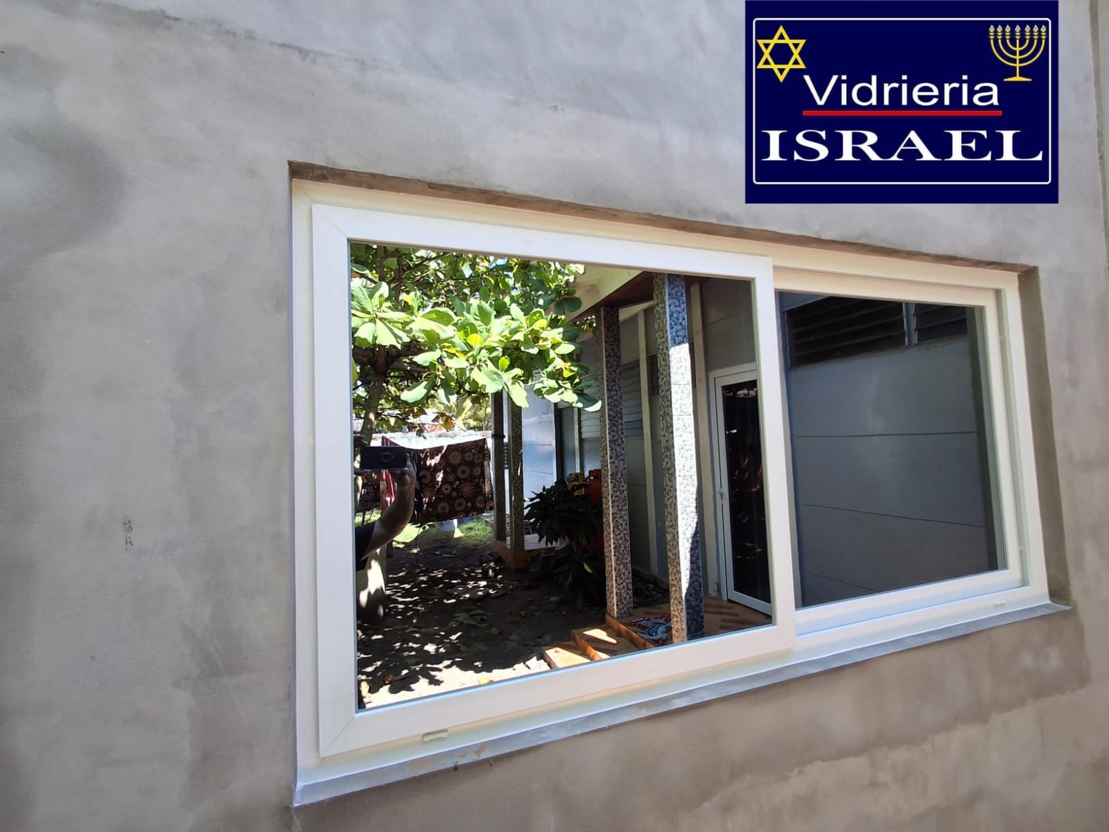 VENTANA FRANCESA ALUMINIO BLANCO VIDRIO SUPER GRIS