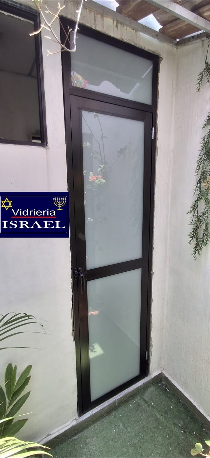 PUERTA DE ALUMINIO NEGRO VIDRIO HIELO CON MARCO SUPERIOR