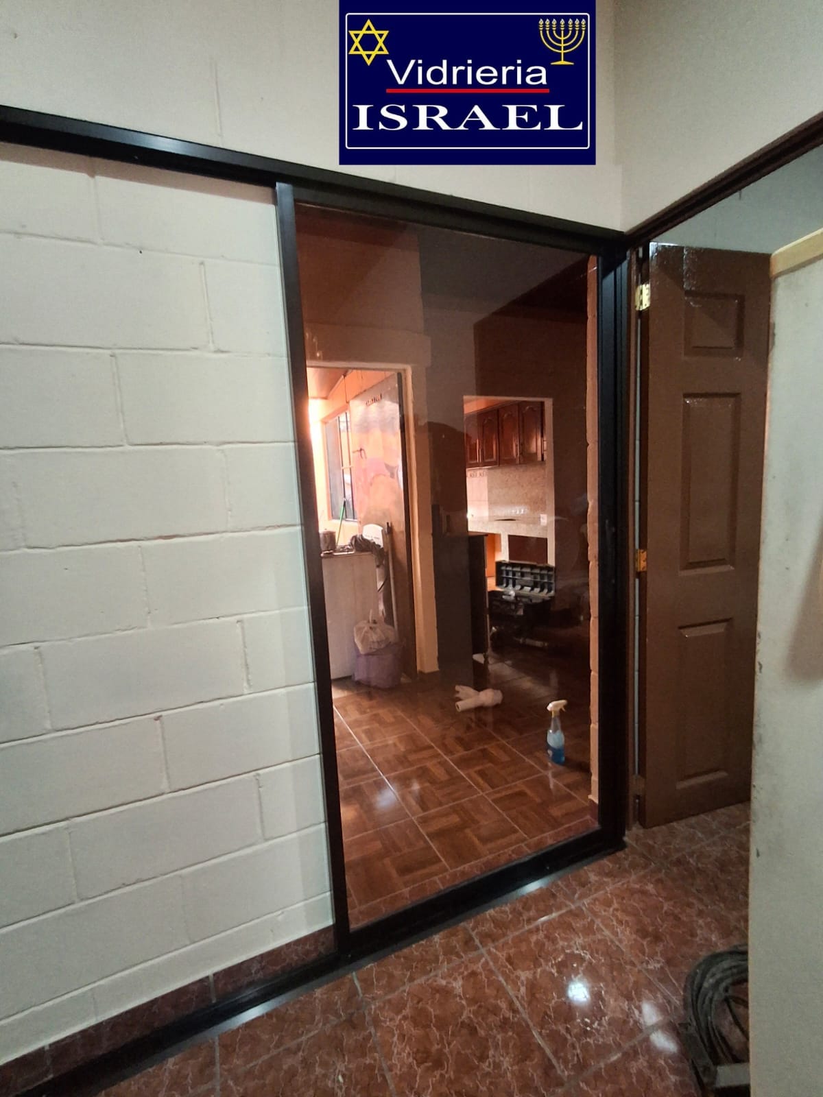 PUERTA DE ALUMINO NEGRO VIDRIO BRONCE