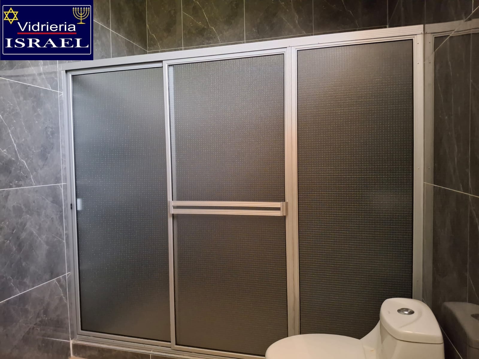 PUERTA CORREDIZA CON PANEL FIJO MAYADO CLARO