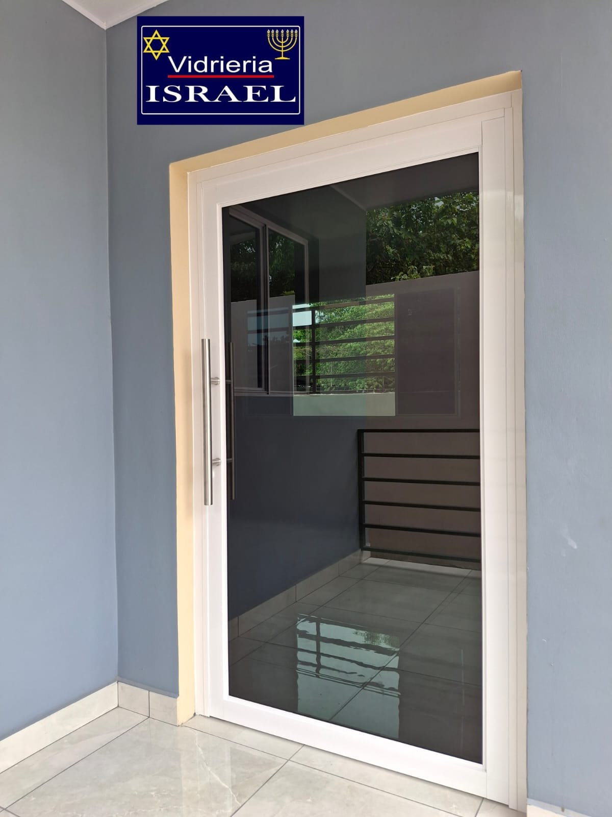 PUERTA DE ALUMINIO BLANCO VIDRIO SUPER GRIS