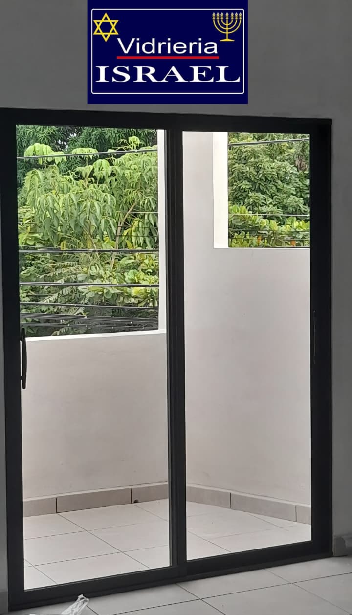 PUERTA CORREDIZA DE ALUMINIO NEGRO VIDRIO TRANSPARENTE