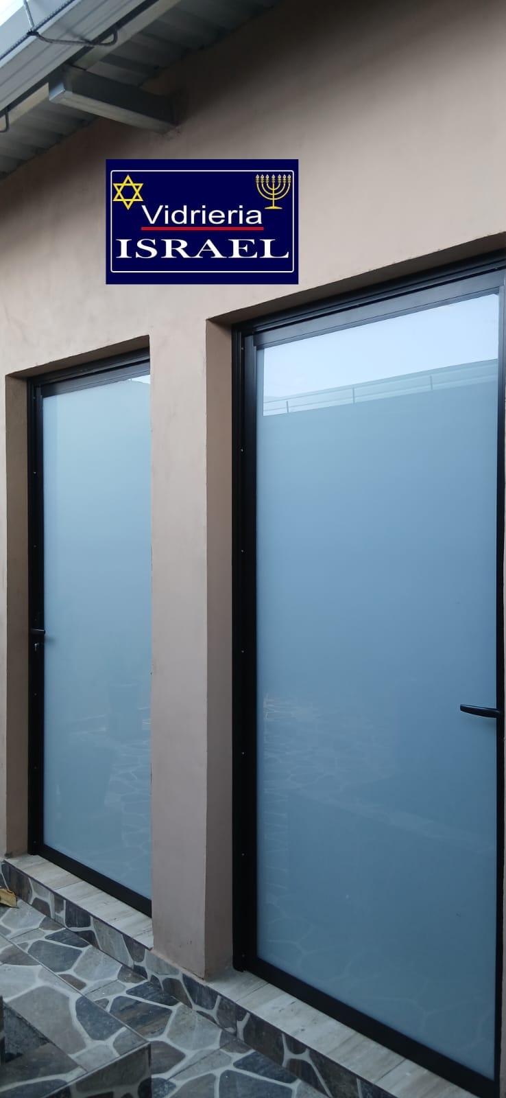 PUERTAS ALUMINIO NEGRO Y VIDRIO HIELO