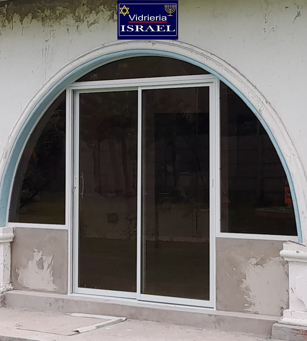 FACHADA PUERTA CORREDIZA ALUMINIO BLANCO CON MEDIO PUNTO